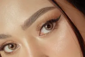 Un œil maquillé avec un trait d'eye-liner précis. Mon crayon pour les yeux ne marque pas, mais ce regard est intense.