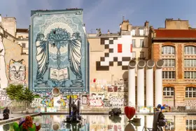 Un Space Invader pixelisé veille sur Paris, aux côtés d'une fresque monumentale et d'un cœur rouge dans un bassin.