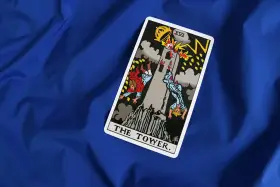Karta **wieża tarot** przedstawia płonącą wieżę, z której spadają ludzie. Symbolizuje nagłe zmiany i destrukcję.