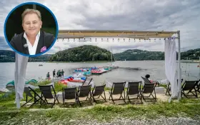 Jezioro Rożnowskie oferuje wiele atrakcji, w tym wypożyczalnię rowerów wodnych i łódek. W tle widać malownicze wzgórza.