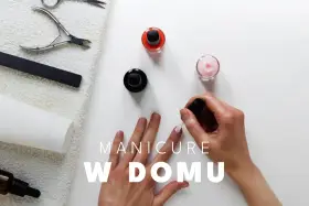 Dłonie malują paznokcie lakierem w domu. Obok buteleczki z różowym lakierem, pilnik, cążki i ręcznik. Klasyczne paznokcie w zasięgu ręki.