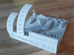 Modello di test stampa 3d con angoli inclinati, ponti e cilindri per verificare la qualità della stampa.