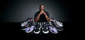 Shaquille O'Neal prezentuje kolekcję butów, pokazując, jak duży jest jego rozmiar buta.