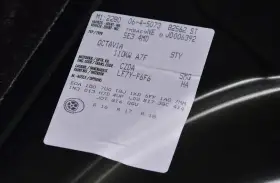 Naklejka z danymi pojazdu Skoda Octavia, zawiera m.in. numer silnika CZDA.