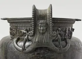 Détail du vase de Vix : une figure féminine aux longs cheveux, entourée de serpents, orne ce chef-d'œuvre antique.