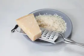 Kawałek sera i tarka na talerzu. Szukasz, czym zastąpić parmezan? Oto inspiracja!
