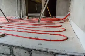 Układanie rur ogrzewania podłogowego na styropianie. Wybór odpowiedniego styropianu pod ogrzewanie podłogowe to klucz do efektywności.