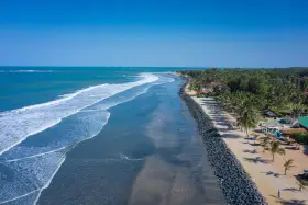 Piękna plaża w Gambii, idealne miejsce na wakacje. Kiedy jechać? Najlepiej od listopada do maja, gdy jest sucho i słonecznie.