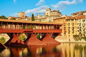 Ponte di Bassano, un'icona di legno rosso sul fiume Brenta. Curiosità: un tempo ospitava botteghe di artigiani.