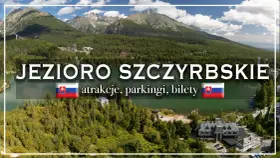 Jezioro Szczyrbskie otoczone lasami i górami, z widocznymi atrakcjami, parkingami i biletami.