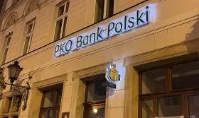 PKO Bank Polski oferuje atrakcyjne pko lokaty długoterminowe. Elegancka fasada banku nocą.