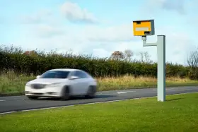 Biały samochód pędzi obok fotoradaru. Czy przekroczenie prędkości o 20 km ile punktów?
