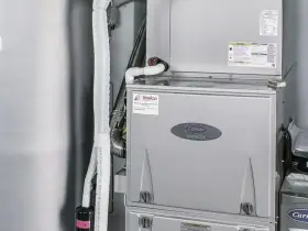 System ogrzewania nadmuchowego Carrier Infinity z rurami i izolacją.