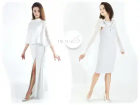 Elegancka stylizacja na wesele dla mamy: biała, błyszcząca suknia z rozcięciem i tiulowa narzutka lub biała sukienka z ozdobnym kołnierzem i zwiewnymi rękawami.