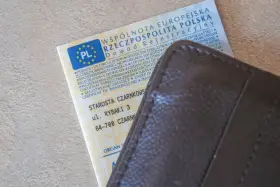 Dowód rejestracyjny pojazdu w portfelu. Czy trzeba mieć przy sobie dowód rejestracyjny? Tak, jest to dokument wymagany podczas kontroli drogowej.