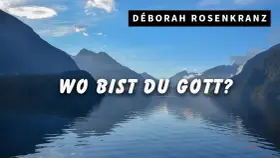 DÉBORAH ROSENKRANZ fragt "Wo bist du Gott?" vor einer majestätischen Bergkulisse am See.