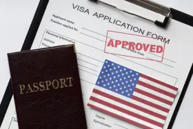 Paszport i formularz wizowy do USA z pieczątką "APPROVED". Marzenie o podróży do Ameryki staje się rzeczywistością!