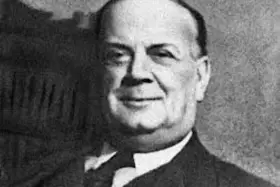 Ritratto di Guccio Gucci, chi ha inventato Gucci, con un sorriso gentile.