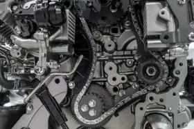 Dettaglio di un motore con ingranaggi e catena di distribuzione. La catena di distribuzione non si cambia, è un elemento cruciale per il funzionamento del motore.