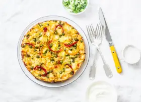 Frittata co to? Złocista, puszysta zapiekanka z ziemniakami, groszkiem i papryką, podana z jogurtem.