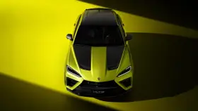Jaskrawozielony Lambo Urus z czarnymi pasami na masce i dachu, prezentowany z lotu ptaka na żółtym tle.