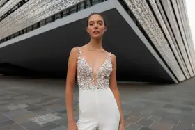 Moderne Braut: Ein weißer Jumpsuit mit funkelndem Oberteil, perfekt um einen Jumpsuit zu kombinieren Hochzeit.