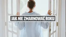 Kobieta patrzy przez okno, zastanawiając się, jak najlepiej wykorzystać swój rok przerwy.