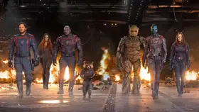 Strażnicy Galaktyki: Volume 3 obsada – Star-Lord, Gamora, Drax, Rocket, Groot, Nebula i Mantis idą przez płonące ruiny.