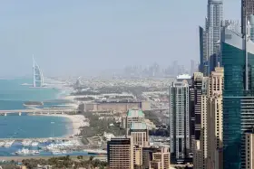 Panoramica di Dubai con grattacieli moderni, il Burj Al Arab e il mare. Ideale per scoprire cosa vedere a Dubai in 3 giorni.