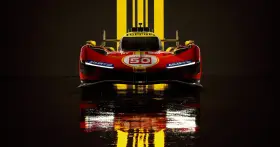 Wyścigowy Ferrari 499P w czerwono-żółtych barwach, z numerem 50, odbija się w mokrej nawierzchni.