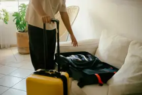 Pakowanie walizek, by dowiedzieć się, jak dokupić bagaż w Ryanair.