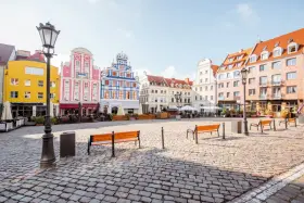 Kolorowe kamienice na Rynku Siennym w Szczecinie. Idealne miejsce na weekendowe atrakcje, z ławeczkami i kawiarniami.