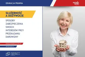 Uśmiechnięta starsza pani trzyma w dłoniach model domu, symbolizując bezpieczne przepisanie mieszkania na dziecko.