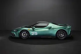 Zielony Ferrari 296 z numerem 25 na drzwiach, prezentowany na czarnym tle.