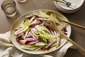 Ensalada de endivias y radicchio, con sus hojas moradas y blancas, lista para servir. ¡Qué pena que la endivia es muy mala!