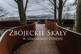 Drewniana ścieżka wśród drzew prowadzi do punktu widokowego Zbójeckie Skały w Szklarskiej Porębie.