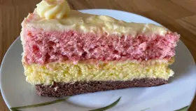 Ein Stück bunte, einfache Torte mit Puddingcreme. Schichten aus Schoko-, gelbem und rosa Biskuit, bedeckt mit cremiger Puddingfüllung.