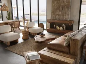 Un acogedor salón wabi sabi con sofá de madera rústica, chimenea de piedra y muebles de fibras naturales.
