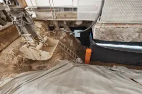 Bagger gräbt Baugrube für Kellerabdichtung. Kosten für Keller trocken legen sind hier sichtbar.