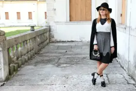 Donna con cappello nero, gonna grigia e francesine. Un look chic per ogni occasione, scopri come abbinarle!