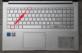 Klawiatura laptopa z zaznaczonymi klawiszami Fn+Esc i F6.