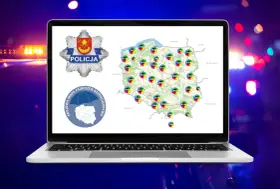 Na ekranie laptopa widnieje mapa Polski z zaznaczonymi punktami, symbolizującymi zagrożenia. Obok widnieje logo policji. Czy łódź jest niebezpieczna? Mapa pokazuje dane, które mogą pomóc ocenić ryzyko.