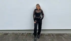 Stylizacja na koncert przy świecach: czarny, prześwitujący top, bojówki i ciężkie buty.