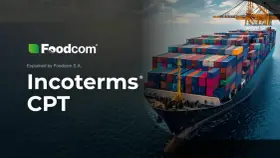 Kontenerowiec z kolorowymi kontenerami, logo Foodcom i tekst "Incoterms CPT".