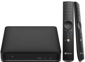 Svart mediaspelare och två fjärrkontroller. Enkel att koppla mobil till TV HDMI för streaming.