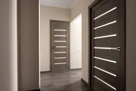 Nowoczesne, ciemnoszare drzwi wewnętrzne z poziomymi przeszkleniami. Idealne do każdego wnętrza.