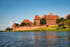 Potężny zamek w Malborku, największa ceglana twierdza Europy. Poznaj zamek w Malborku ciekawostki i jego historię.