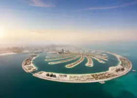 Palma Jumeirah, jedna z najbardziej spektakularnych dubajskich atrakcji, rozpościera się na tle błękitnego nieba i turkusowego morza.