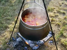 Pyszny kociołek z mięsem i kapustą gotuje się na ognisku. Idealny przepis na jesienne wieczory.