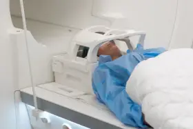Pacjent w rezonansie magnetycznym głowy, badanie trwa zazwyczaj od 30 do 60 minut.